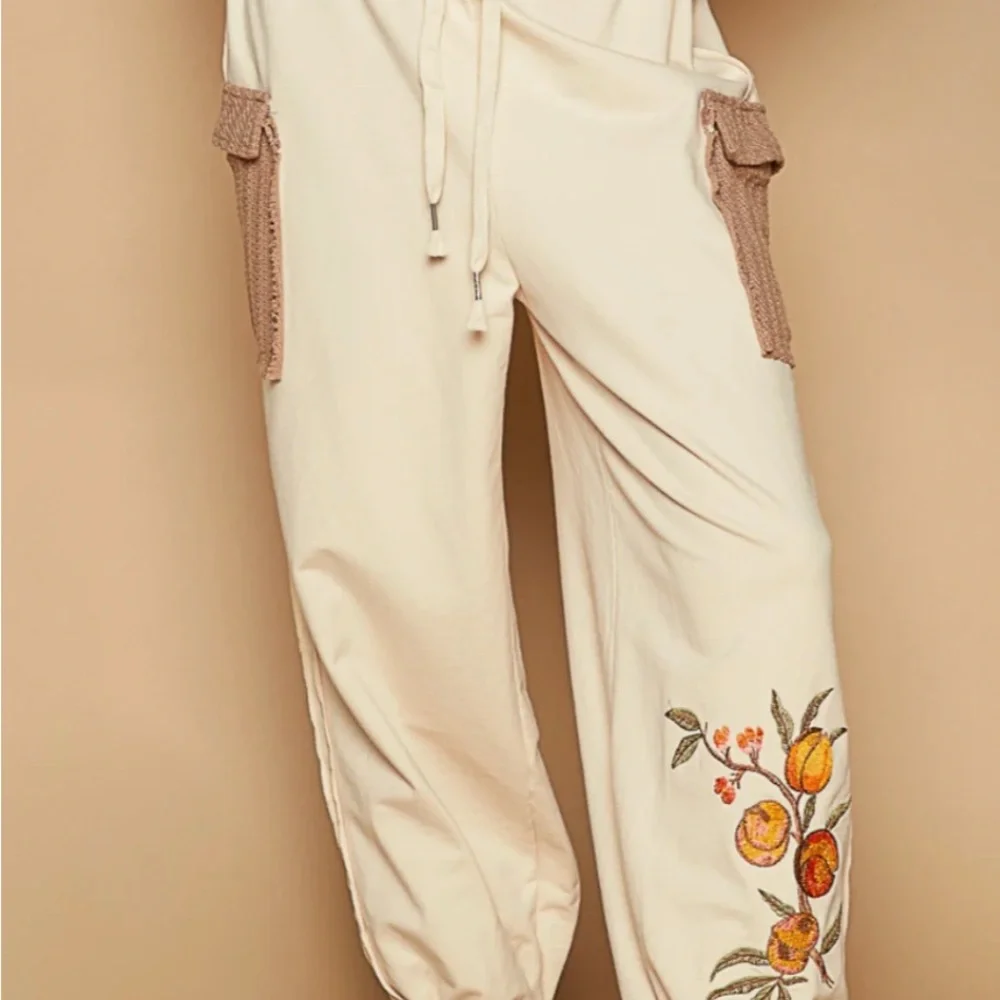 NEW! POL Cream and Orange Jogger Sweatpants with adorable Floral Design Size M - Picture 3 of 9